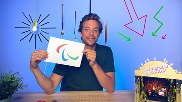 Paralympics · Supersport im Sommer | Tobi mit paralympischem Logo im Webshow-Studio. | Bild: BR | megaherz GmbH | David Birzer