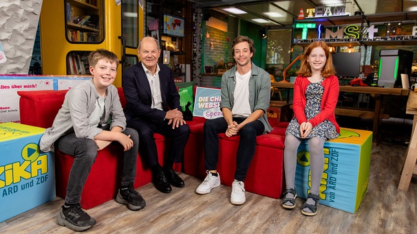 Checker Tobi trifft Bundeskanzler Olaf Scholz | Checker Tobi zusammen mit Bundeskanzler Olaf Scholz und den Kindern Hannah und Lennox im Studio. | Bild: BR | megaherz gmbh | Hans-Florian Hopfner