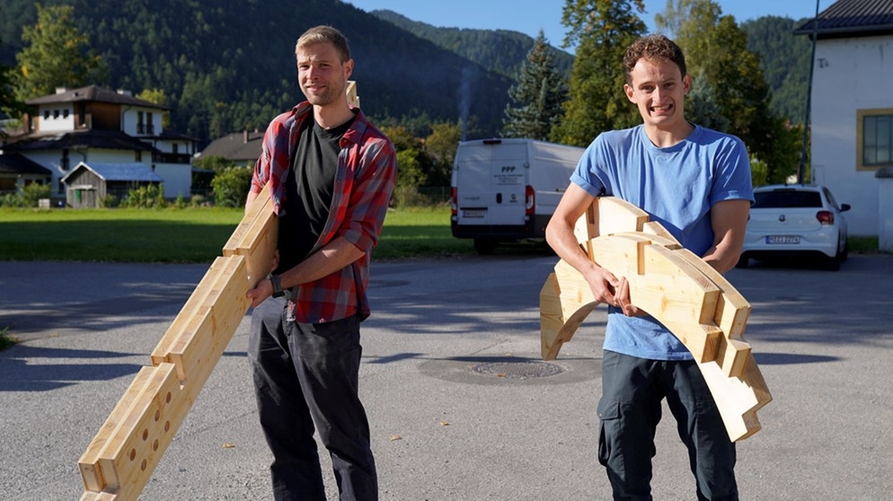 Baue einen grünen Palast | Julian (rechts) schleppt mit Holzexperte Christoph Holz für ein ganz besonderes Haus. | Bild: BR | megaherz gmbh