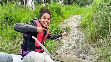 Spurensuche in den Flussauen | Tierreporterin Pia hat eine Biberrutsche entdeckt. | Bild: BR | Text und Bild Medienproduktion GmbH & Co. KG | Gerrit Mannes