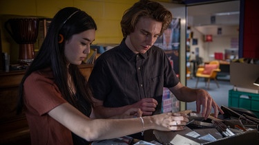 Vergiss mich nicht (S01/E04) | Chester (Henry Strand) und Violetta (Hannah Ogawa) durchstöbern CDs in der Bibliothek. | Bild: Werner Film Productions | Ben Saunders