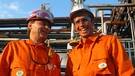 Wie kommt das Erdöl aus der Erde? / Willi (rechts) und Bernhard in einer Raffinerie in Hamburg. Hier erfährt Willi, dass das Rohöl gereinigt und destilliert wird. | Bild: BR/megaherz