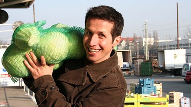 Essen ist fertig! / Willi mit einem Sack voller Kohlköpfe auf dem Großmarkt in München. Morgens um 5 Uhr ist hier schon richtig viel los! | Bild: BR/megaherz gmbh