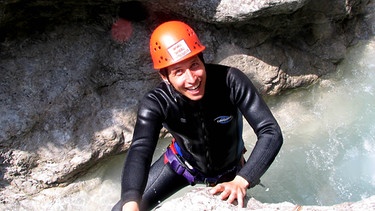 Wie ewig hält das ewige Eis? / Willi springt ins eiskalte Gletscherwasser! Natürlich mit Neoprenanzug und Helm und unter der Anleitung von Profis. | Bild: BR/megaherz gmbh