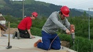 Wer baut das Haus fix und fertig? / Willi Weitzel hilft heute beim Bau eines Fertighauses. | Bild: BR/megaherz gmbh/