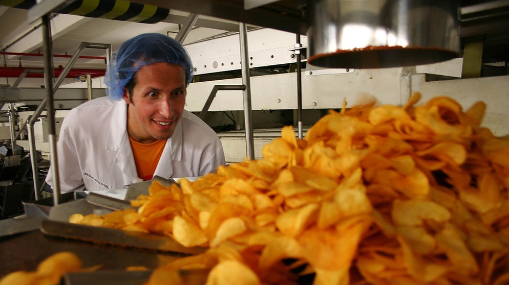 Wer ist der Held auf dem Kartoffelfeld? / Willi in der Chipsfabrik. | Bild: BR/megaherz