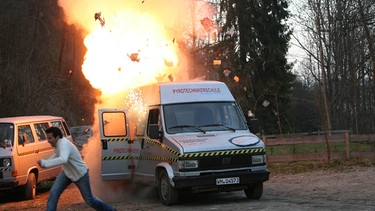 Wo macht es krawumm, dass es kracht? / Willi bei einer Autosprengung in der Pyrotechnikerschule Peißenberg. Spezialisten sorgen dafür, dass alles echt aussieht und niemand verletzt wird. | Bild: BR/megaherz gmbh