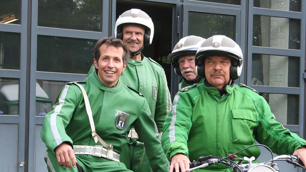 Los geht's, auf Motorradfahrt! / Willi mit Polizisten der Motorradsportgruppe aus Berlin. | Bild: BR/megaherz gmbh