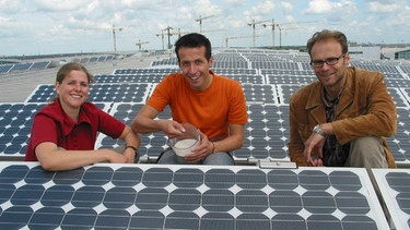 So kommt der Strom in die Steckdose / Willi Weitzel zwischen Photovoltaikanlagen auf einem Dach in München-Riem. Heute dreht sich alles um die Stromherstellung. | Bild: BR/megaherz gmbh
