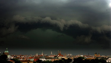 Gewitterwolken über München | Bild: picture-alliance/dpa/ Peter Kneffel