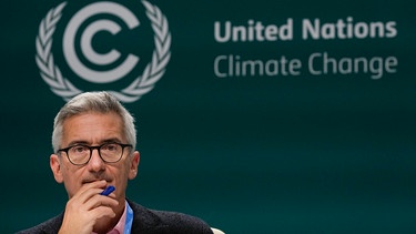 Jacob Werksman, Hauptberater für Klimafragen bei der Europäischen Kommission, nimmtim November 2024 an einer Pressekonferenz im Rahmen des Cop29-Klimagipfel teil. | Bild: dpa-Bildfunk/Rafiq Maqbool