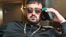 Rapper Haftbefehl posiert für ein Foto - eine Aufnahme von 2016 | Bild: dpa/Paul Zinken