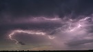 dpatopbilder - 09.09.2022, Brandenburg, Petersdorf: Blitze eines Gewitters erhellen die dunklen Wolken über der Landschaft. In der vergangenen Nacht sind gleich mehrere Gewitter über weite Teile von Brandenburg gezogen. Foto: Patrick Pleul/dpa +++ dpa-Bildfunk +++ | Bild: dpa-Bildfunk/Patrick Pleul