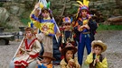 Kinder mit Kopfschmuck und Federn und Cowboyhut spielen Indianer und Cowboy | Bild: picture alliance / Helga Lade Fotoagentur GmbH, Ger | Studio C.M