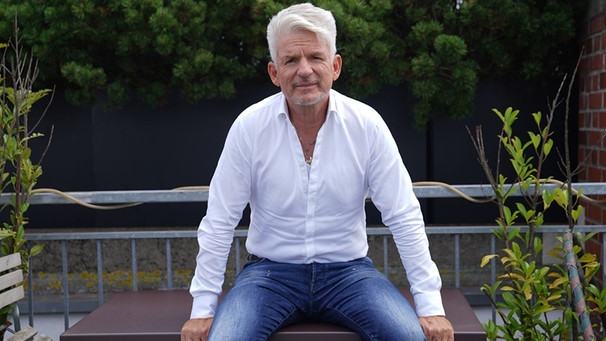 Autor Heinz Strunk sitzt auf einer Dachterrasse. | Bild: dpa-Bildfunk/Marcus Brandt