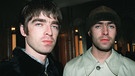  Die Brüder Liam Gallagher (r) und Noel Gallagher von der britischen Band Oasis | Bild: dpa/Bildfunk