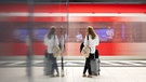 Eine Frau steht an einem Gleis vor einer S-Bahn. Mit speziellen 9-Euro-Monatstickets sollen Millionen Menschen im Juni, Juli und August überall in der Republik in Bus und Bahn steigen können.  | Bild: dpa-Bildfunk/Marijan Murat