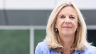 Dr. Katja Wildermuth im Sommer 2021 vor dem BR | Bild: BR/ Markus Konvalin