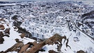 Norwegen, Bodø: Blick auf die verschneite Stadt. Am 3. Februar 2024 findet im Hafen von Bodo die Eröffnungsfeier für die Kulturhauptstadt 2024 statt. Bodø im hohen Norden von Norwegen ist die allererste Europäische Kulturhauptstadt nördlich des Polarkreises. | Bild: dpa-Bildfunk/Marie Peyre
