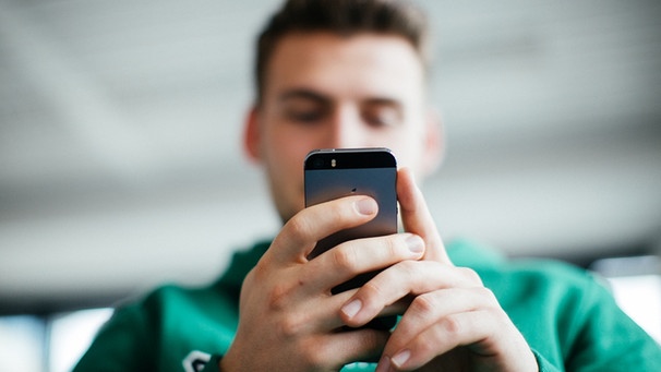 BR macht Schule: Jugendlicher mit Smartphone. | Bild: BR