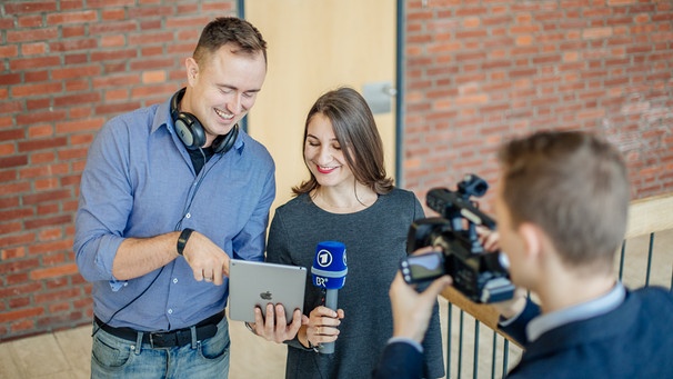 Lehrer bei Medienarbeit in der Schule | Bild: BR | Fabian Stoffers