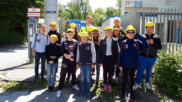Die Klasse 5b der Mittelschule an der Wiesentfelser Straße vor der Geothermieanlage in Freiham. | Bild: BR
