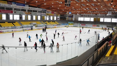 TurnOn - Schülerreporter auf der Besuchertribüne der Eissporthalle in Bad Tölz | Bild: BR / Bildungsprojekte