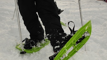 TurnOn - Schüler beim Workshop mit Schneeschuhen an den Füßen | Bild: BR / Bildungsprojekte