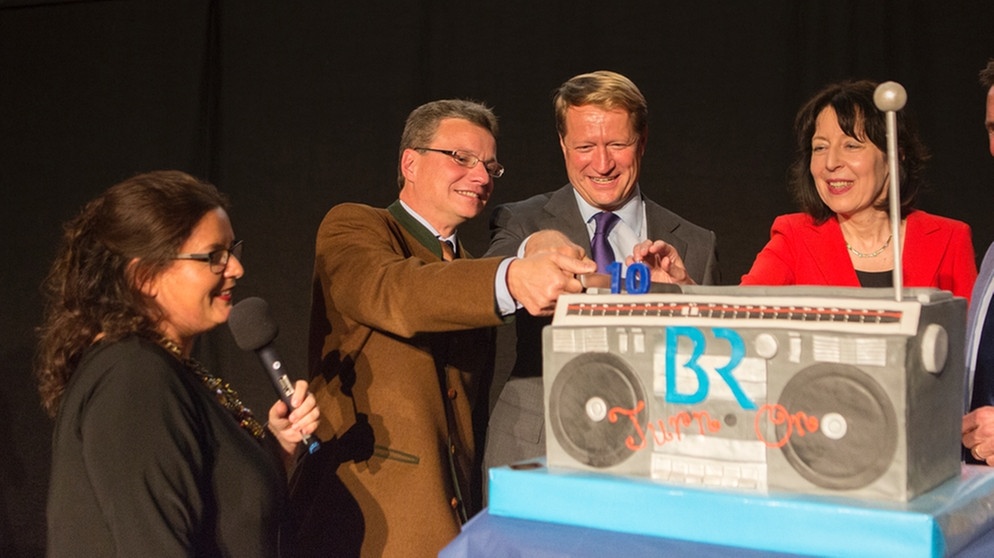 Elke Dillmann (TurnOn-Projektleiterin), Bernd Sibler (Staatssekretär im Kultusministerium), Ulrich Wilhelm (Intendant des Bayerischen Rundfunks), Isabella Schmid (Leiterin Referat Bildungsprojekte) und Andreas Müller (Leiter BR-Beitragsservice) schneiden die TurnOn-Geburtstagstorte zum 10jährigen Jubiläum an. | Bild: BR/Max Hofstetter