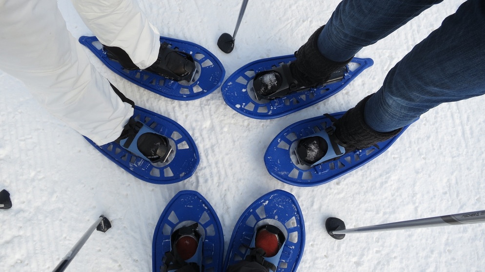 Schülerradioworkshop - Aufnahme von Schneeschuhen, die Schüler im tiefen Schnee tragen | Bild: BR