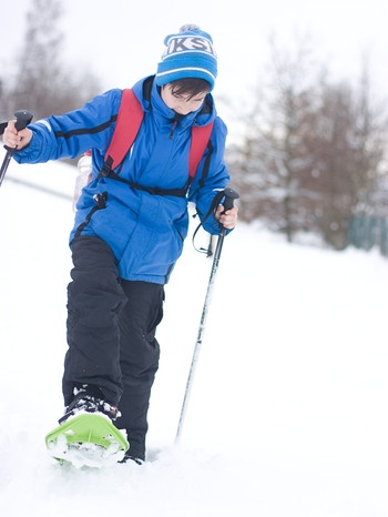 Schüler wandert mit mit Schneeschuhen im tiefen Schnee | Bild: BR / Bildungsprojekte