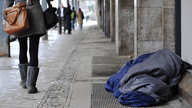 Obdachloser Jugendlicher schläft auf der Straße | Bild: picture-alliance/dpa