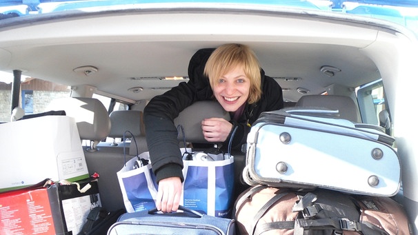 TurnOn-Coach Kerstin Öchsner im vollbepackten BR-Bus auf dem Weg zum Workshop | Bild: BR/Bildungsprojekte