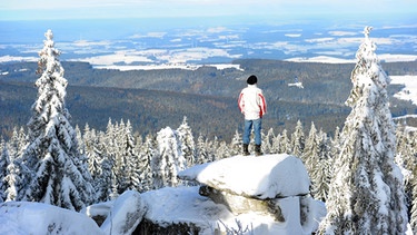 Turnon-Workshop in Wunsiedel - Mann steht auf dem Gipfel des Ochsenkopfs im Fichtelgebirge | Bild: picture-alliance/dpa