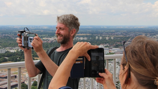 Medienkompetenz international - mit Gästen aus Israel und Osteuropa: Woidboy Andi ist Coach. | Bild: BR