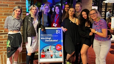 Lange Nacht der Demokratie 2024: zwei Mitglieder von Pussy Riot, Geli Schmaus (BR), Amara Bal (FSJlerin beim BR), Mia Kalinke (FSHlerin beim BR), Mitglied von Pussy Riot, Janka Albers (Praktikantin beim BR), Mitglied von Pussy Riot, Heike Otto (BR). | Bild: BR