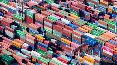 ARCHIV - 05.03.2022, Hamburg: Das Luftbild zeigt zahlreiche Container auf dem Gelände eines Containerterminals im Hamburger Hafen. Der Ukraine-Krieg hat die Hoffnung auf einen kräftigen Aufschwung in diesem Jahr zunichtegemacht. (zu dpa «Deutsche Wirtschaft mit Mini-Wachstum im Quartal - trübe Aussichten») Foto: Daniel Reinhardt/dpa +++ dpa-Bildfunk +++ | Bild: dpa-Bildfunk/Daniel Reinhardt