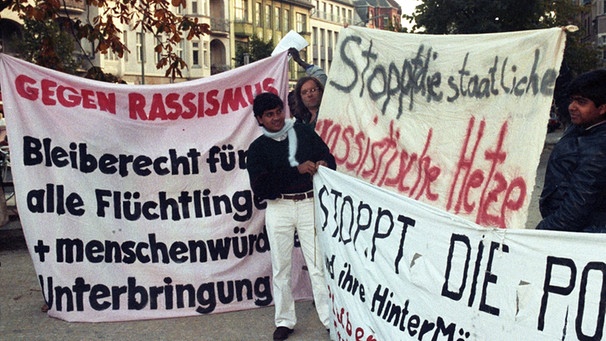 Auf ihre Vertreibung aus dem Asylheim in Hoyerswerda machten am 16.10.1991 in Berlin Ausländer aufmerksam, die Mitte September dem gewaltsamen Vorgehen Rechtsradikaler weichen mußten. Ein Teil von ihnen hat Hilfe und Unterstützung von einer Berliner Kirchengemeinde und autonomen Gruppen bekommen. | Bild: dpa-Bildfunk