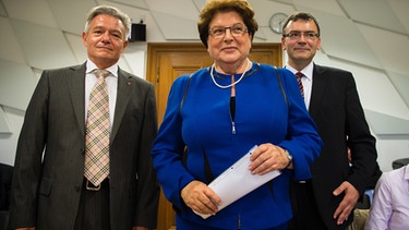 Barbara Stamm, Präsidentin des Bayerischen Landtags und ehemalige bayerische Sozialministerin, kommt am 16.06.2016 mit Horst Arnold, Vorsitzender des Untersuchungsausschusses (l), und dessen stellvertreter Florian Herrmann (alle CSU) zu einer Tagung vom Untersuchungsausschuss "Modellbau" | Bild: picture-alliance/dpa