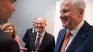  Der bayerische Ministerpräsident Horst Seehofer (CSU, r) und der tschechische Ministerpräsidenten Bohuslav Sobotka (M) unterhalten sich am 19.10.2016 im Germanischen Nationalmuseum in Nürnberg (Bayern). Die Bayerisch-Tschechische Landesausstellung 2016/2017 Karl IV. wurde durch den bayerischen Ministerpräsidenten Seehofer und den tschechischen Ministerpräsidenten Sobotka eröffnet.  | Bild: dpa-Bildfunk