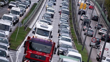 ARCHIV - 16.04.2018, Bayern, München: Dichter Verkehr schiebt sich im abendlichen Berufsverkehr über den Mittleren Ring. Im Kampf gegen zu schmutzige Luft in deutschen Städten wackelt der Zeitplan für die Umrüstung älterer Diesel mit besserer Abgas-Software. (zu dpa «Zeitplan für Diesel-Updates wackelt - Scheuer mahnt Autobauer» vom 29.05.2018) Foto: Sven Hoppe/dpa +++ dpa-Bildfunk +++ | Bild: dpa-Bildfunk/Sven Hoppe