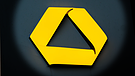 Symbolbild: Das Logo der Commerzbank | Bild: picture-alliance/dpa, Montage: BR