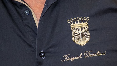Das "Königreich Deutschland"-Logo auf einem schwarzen Hemd. | Bild: dpa-Bildfunk/Klaus-Dietmar Gabbert