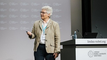 Auf dem Podium: Anne L'Huillier auf der Nobelpreisträgertagung in Lindau. | Bild: Torben Nuding/Lindau Nobel Laureate Meetings