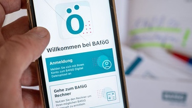 Eine App zur Bafög-Beantragung ist auf einem Mobiltelefon zu sehen. | Bild: picture alliance/dpa | Hendrik Schmidt