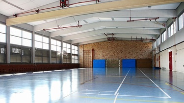 Leere Turnhalle (Symbolbild) | Bild: pa/dpa/Alexander Keppler