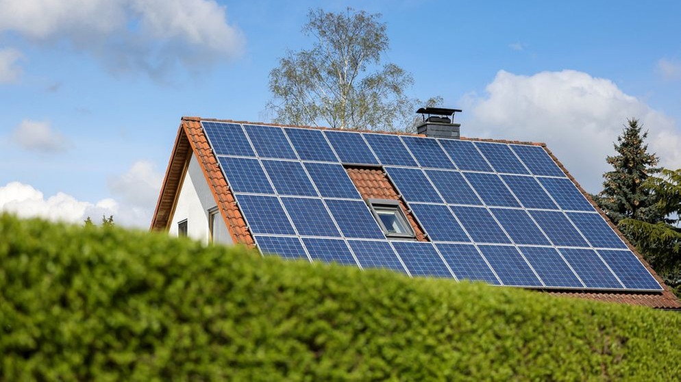 Photovoltaikanlage auf einem Hausdach. | Bild: dpa-Bildfunk/Jan Woitas