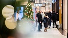 Leute beim Einkaufsbummel in einer Shoppingmall | Bild: dpa-Bildfunk/Christoph Soeder