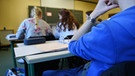 Schüler in einem Klassenzimmer mit Blick auf die Schultafel (Symbolbild) | Bild: picture alliance / dpa | Felix Kästle