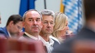 Hubert Aiwanger, stellvertretender Ministerpräsident und bayerischer Staatsminister für Wirtschaft, Landentwicklung und Energie, sitzt im Plenarsaal des bayerischen Landtags. | Bild: Peter Kneffel/dpa